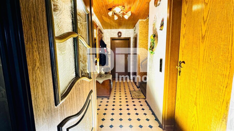 Wohnhausensemble auf großem Grundstück mit Nebengebäuden als langfristige Kapitalanlage - Vorderhaus EG Flur 7 Diele / Windfang